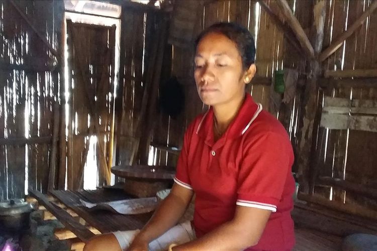 Foto : Ibu Maria Beta Nona Vin, salah seorang guru honor di SMPN 3 Waigete, saat diwawancara di gubuknya, tepat di Desa Watu Diran, Kabupaten Sikka, Flores NTT, Senin (8/7/2019). 
