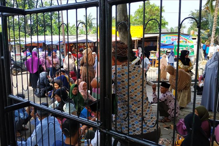 Keluarga jamaah haji asal Jawa Barat menanti anggota keluarga mereka berangkat dari Asrama Haji Embarkasi Bekasi, Selasa (9/7/2019).