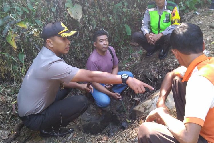 Kapolres Banyumas AKBP Bambang Yudhantara Salamun mengecek lokasi penemuan potongan tubuh yang terbakar di Dusun Plandi, Desa Watuagung, Kecamatan Tambak, Kabupaten Banyumas, Jawa Tengah, Selasa (9/7/2019).