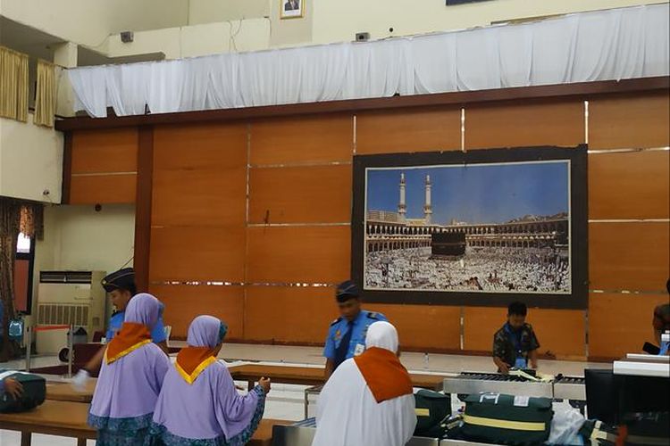 Barang-barang calon haji tengah diperiksa sebelum berangkat ke bandara dari Asrama Haji Embarkasi Bekasi, Selasa (9/7/2019).