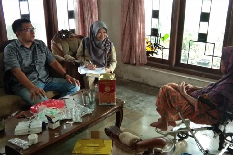 Dinas Kesehatan Kabupaten Bogor mengambil sample darah penderita penyakit chikungunya, di Desa Pasarean, Kecamatan Pamijahan, Kabupaten Bogor, Selasa (9/7/2019).