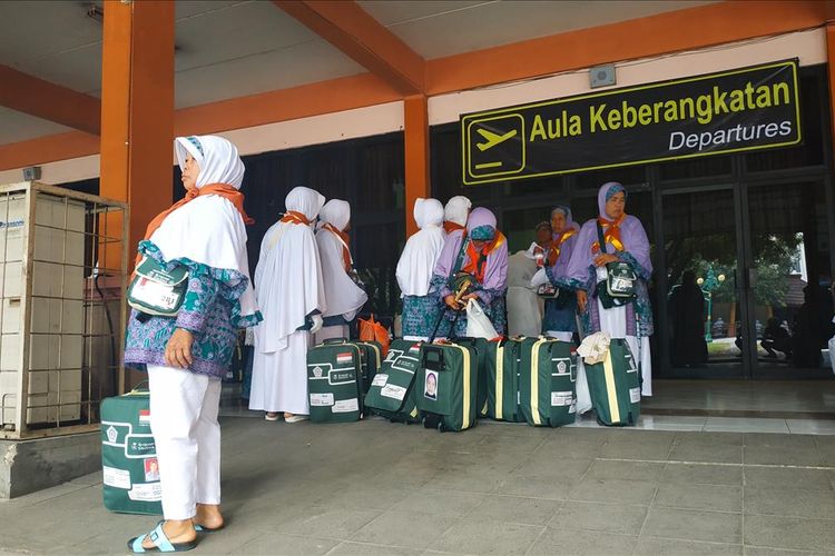 Jemaah haji membawa koper di Asrama Haji Embarkasi Bekasi jelang keberangkatan, Selasa (9/7/2019).