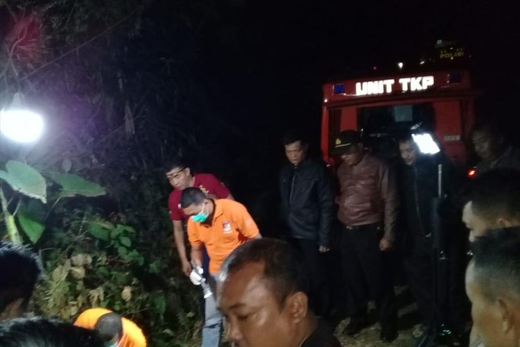 Polisi melakikan olah TKP di Dusun Plandi, Desa Watuagung, Kecamatan Tambak, Kabupaten Banyumas, Jawa Tengah, Senin (8/9/2019) malam.