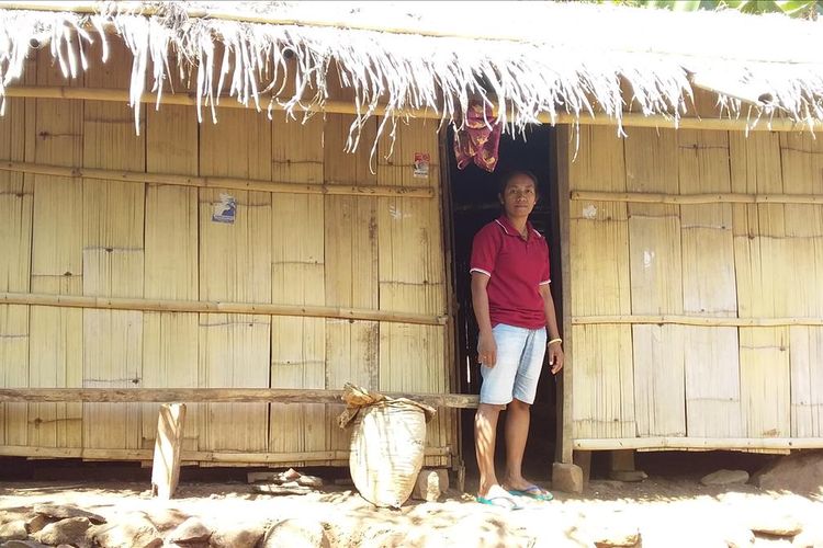 Foto : Ibu Maria Beta Nona Vin, salah seorang guru honor di SMPN 3 Waigete, saat diwawancara di gubuknya, tepat di Desa Watu Diran, Kabupaten Sikka, Flores NTT, Senin (8/7/2019). 