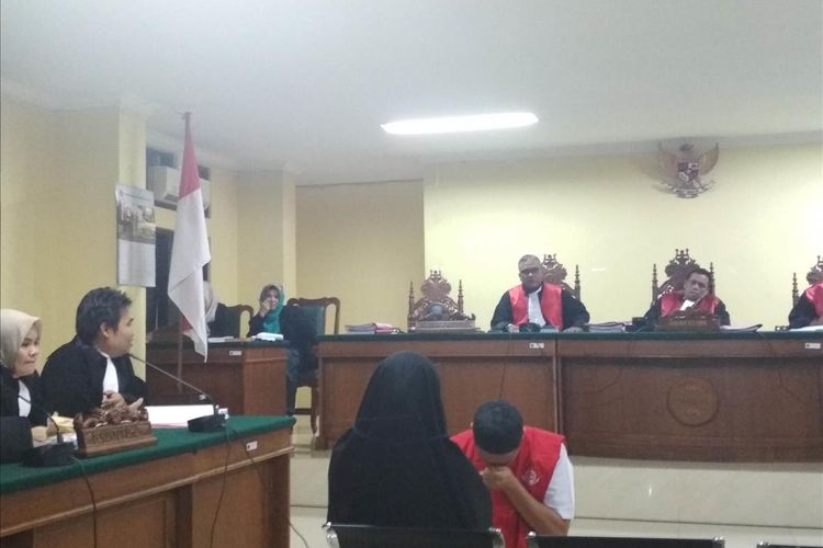 Muhammad Rusdi (bersujud) saat meminta maaf kepada Mariati, ibu dari Aldama Putra Pongkala, taruna Akademi Teknik Keselamatan Penerbangan (ATKP) Makassar yang diduga tewas dianiaya olehnya, Rabu (10/7/2019).