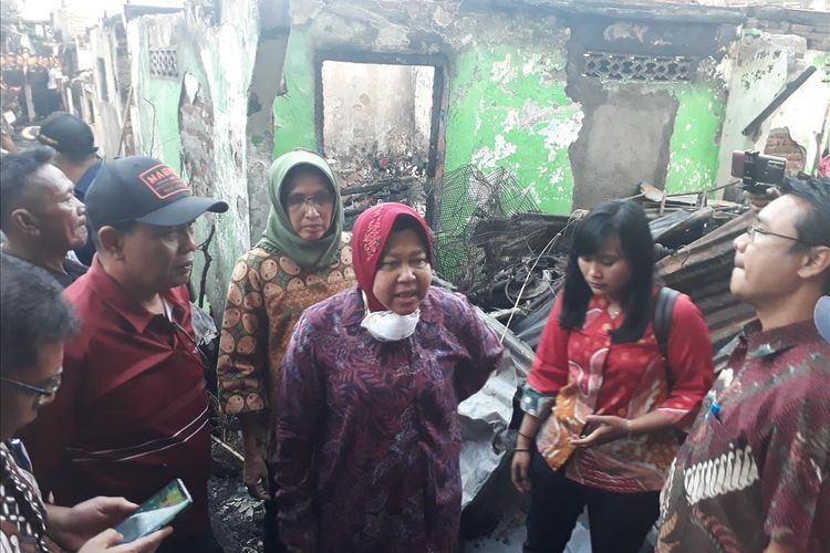 Wali Kota Surabaya Tri Rismaharini meninjau lokasi kebakaran yang menghanguskan 16 rumah dan berdampak pada 11 rumah lainnya di Kelurahan Gundih, Kecamatan Bubutan, Surabaya, Rabu (10/7/2019).