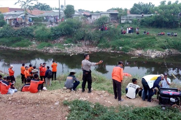 Proses pencarian bocah 14 tahun tenggelam di Kali Bekasi, Babelan, Kabupaten Bekasi, Rabu (10/7/2019).