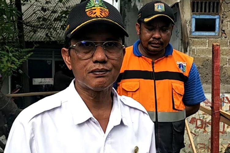Kasatlak UPK Badan Air Jakarta Timur Leo Tantino di Kali Tegal Amba, Jakarta Timur, Rabu (10/7/2019).