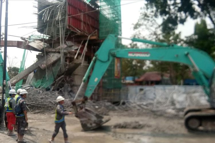 Sejumlah pekerja sedang mengevakusi material dari tiang penyangga proyek jalan tol Bogor Outer Ring Road (BORR) seksi 3A yang ambruk di Jalan Sholeh Iskandar, Kota Bogor, Rabu (10/7/2019).