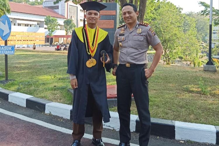 Lulusan Akpol terbaik 2019, M Idris bersama Kapolres Solok Selatan AKBP Imam Yulisdianto (Dok Humas Polres Solok Selatan)