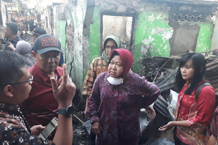 Wali Kota Surabaya Tri Rismaharini meninjau lokasi kebakaran yang menghanguskan 16 rumah dan 11 rumah terdampak kebakaran di Gundih, Kecamatan Bubutan, Surabaya, Rabu (10/7/2019).