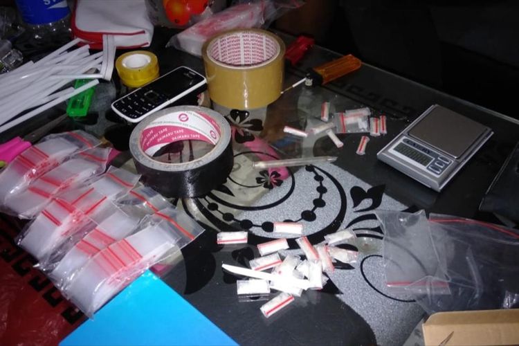Puluhan paket sabu siap edar dan alat kejahatan lainnya yang berhasil diamankan jajaran Polsek Cianjur Kota dari tangan seorang pengedar narkoba, Rabu (10/07/2019)
