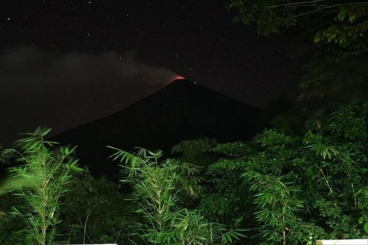 Sinar api dari kawah Gunung Karangetang, Rabu (10/4/2019) malam.