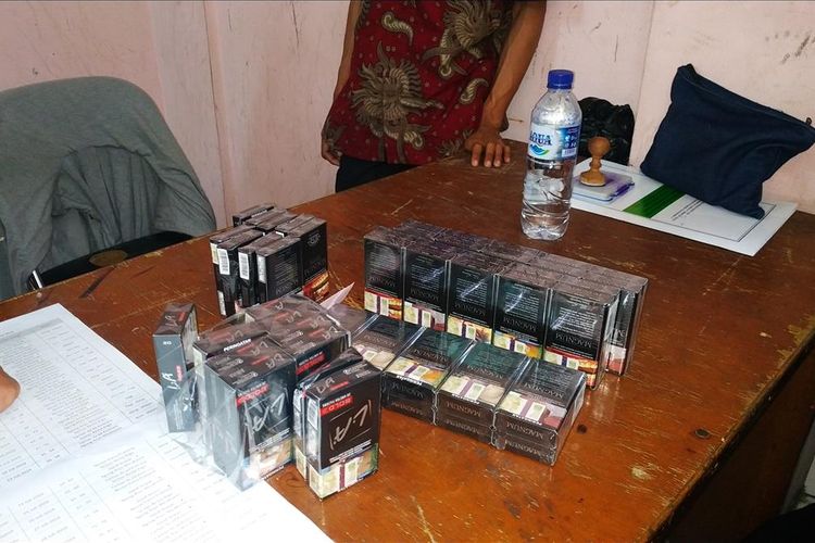Rokok calon jemaah haji yang disita Asrama Haji Embarkasi Bekasi, Kamis (11/7/2019).