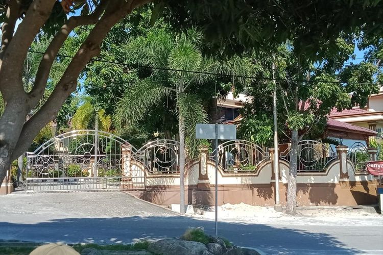 Rumah Pribadi Gubernur Kepri Nurdin Basirun yang berada di kawasan Karimun, Kepri terlihat sepi.