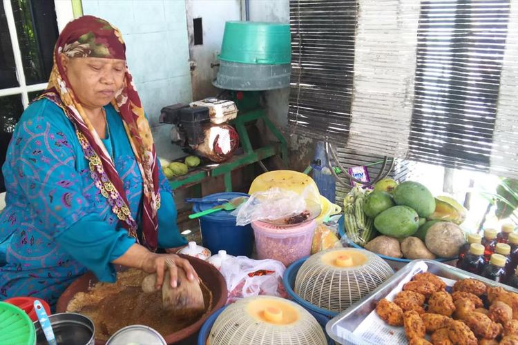 Zaenah saat membuatkan rujak pesanan konsumen di warung teras rumahnya di Desa Manyar Sidomukti, Kecamatan Manyar, Gresik.