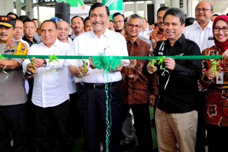 Menteri Koordinator Kemaritiman Luhut Binsar Panjaitan dan Gubernur Sumatera Utara Edy Rahmayadi meresmikan layanan taksi online di Bandara Internasional Kualanamu, Kabuaten Deliserdang, Kamis (11/7/2019)

 

 