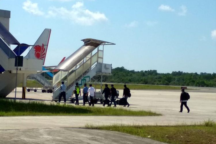Sejumlah Terperiksa saat akan diberangkatkan ke Bandara RHF Tanjungpinang