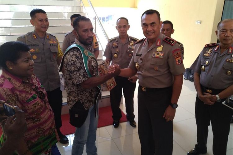 Kapolda Papua Irjen Pol Rudolf Alberth Rodja memberikan bantuan uang Rp 100 juta kepada Juara WBC Asia Geiler Ap untuk bisa menggelar pertarungan dengan petinjua asal pakistan Muhammad Bilal pada 20 Juli 2019, Kota Jayapura, Papua (11/07/2019)