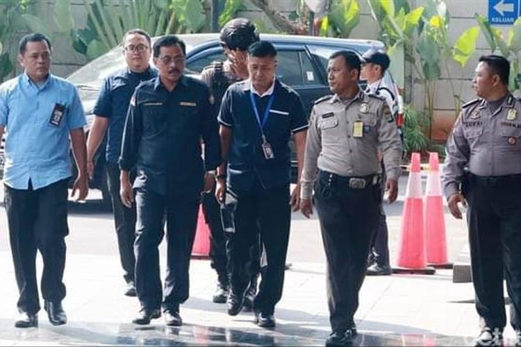 Gubernur Kepri Nurdin Basirun saat tiba di Bandara RHF, selanjutnya bersama rombongan Nurdin langsung terbang ke Jakarta menuju ke gedung KPK