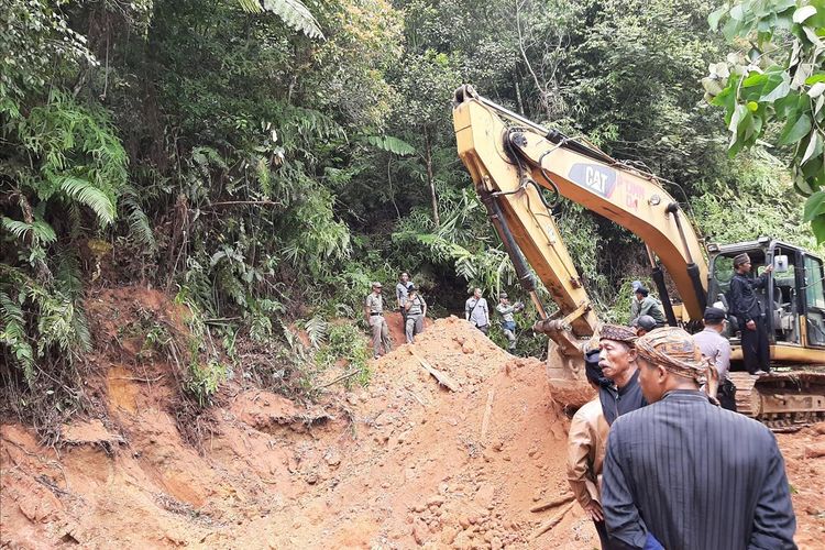 Pemutusan akses jalan ke lokasi tambang emas liar di Taman Nasional Gunung Halimun Salak (TNGHS) Kabupaten Lebak, Rabu (10/7/2019)