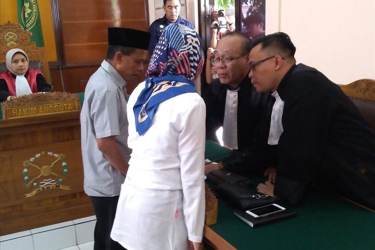 Terdakwa Priyanto alias Mbah Pri dan Anik Yuni Artikasari alias Tika berdiskusi dengan pengacaranya saat sidang di Pengadilan Negeri (PN) Banjarnegara, Kamis (11/7/2019)