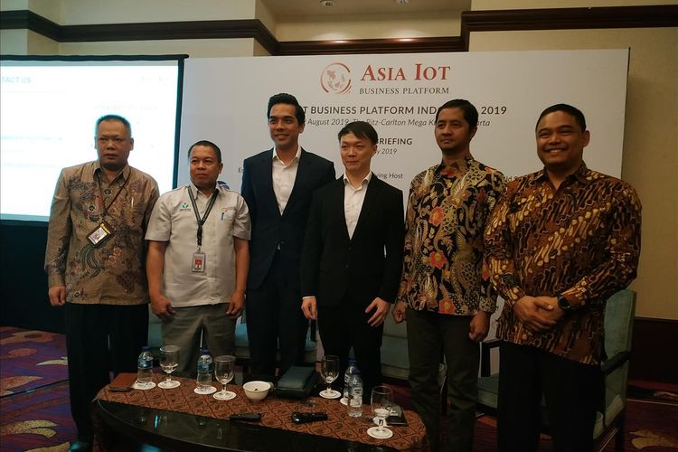 Head of Business Development IoT & Smart City Indosat Ooredoo Hendra Sumiarsa (kanan) menjadi pembicara dalam diskusi yang digelar Asia IoT Business Platform (AIBP) di Hotel Ritz Carlton Mega Kuningan, Jakarta, Kamis (11/7/2019).