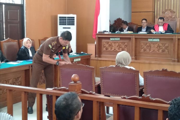 Ratna Sarumpaet ditegur hakim karena membuka tas saat sedang jalani sidang pembacaan tuntutan di Pengadilan Negeri Jakarta Selatan, Kamis (11/7/2019