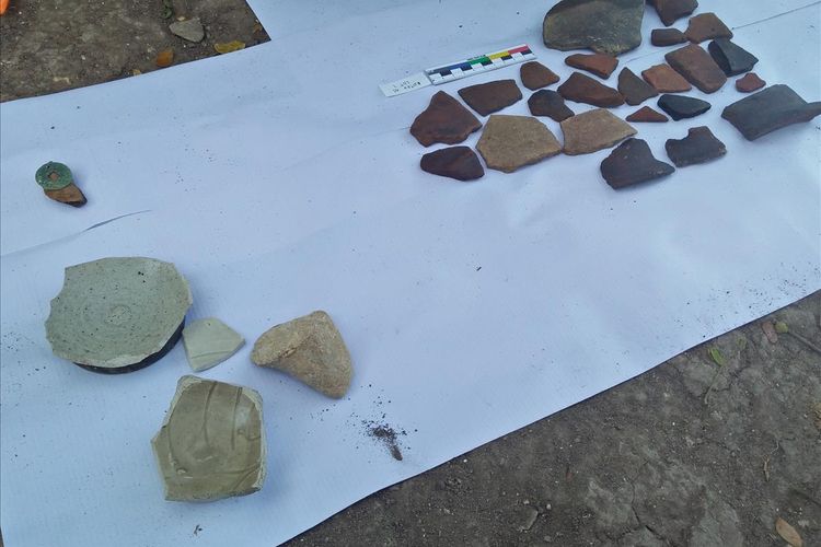 Keramik dan sisa pecahan tembikar yang ditemukan di sekitar Situs Pataan di Dusun Montor, Desa Pataan, Kecamatan Sambeng, Lamongan.