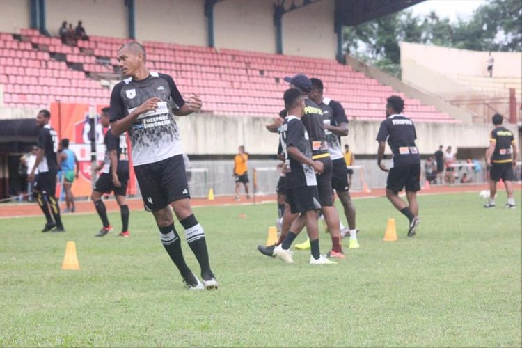Para pemain Persipura Jayapura tengah melakukan latihan di Stadion Mandala, Kota Jayapura, Papua
