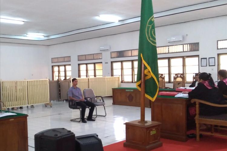 Terdakwa Nurul Safarid menjalani sidang di Pengadilan Negeri (PN) Banjarnegara, Jawa Tengah, Kamis (11/7/2019).