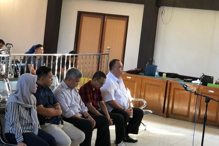 Lima komisioner KPu Palembang saat menjalani sidang tuntutan di Pengadilan Negeri Klas 1A Palembang, Kamis (11/7/2019). Dalam sidang tersebut, para terdakwa dituntut dengan hukuman penjara 6 bulan.