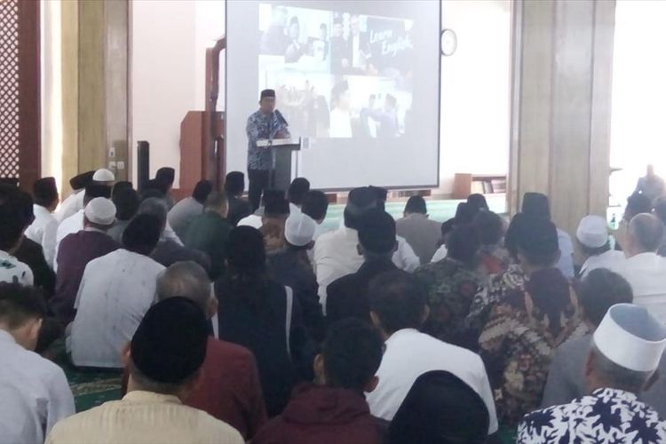 Gubernur Jawa Barat Ridwan Kamil, memberikan sambutan saat peresmian masjid besar kampus Universitas Siliwangi Tasikmalaya, Jumat (12/7/2019). 
