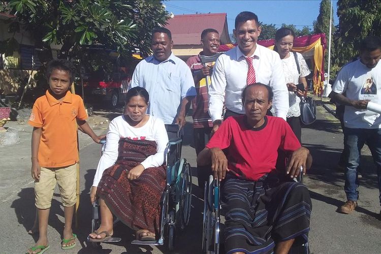 Foto : Quido Van Areso dan Yoventa Timbu menangis saat menerima kursi roda dari Polda NTT di halaman Polres Sikka, Rabu (10/7/2019). 