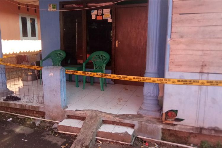 Garis polisi dipasang di sebuah rumah yang menjadi lokasi pembunuhan di Gang Kosasih, Kampung Cikaret, RT 05 RW 10, Kelurahan Cikaret, Kecamatan Bogor Selatan, Kota Bogor, Jumat (12/7/2019).