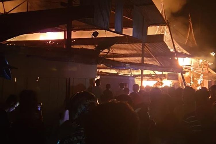 Pasar Lubuk Alung, Padang Pariaman terbakar Kamis (11/7/2019) malam. Api diduga dari toko salon. (Dok: Humas Polres Padang Pariaman)