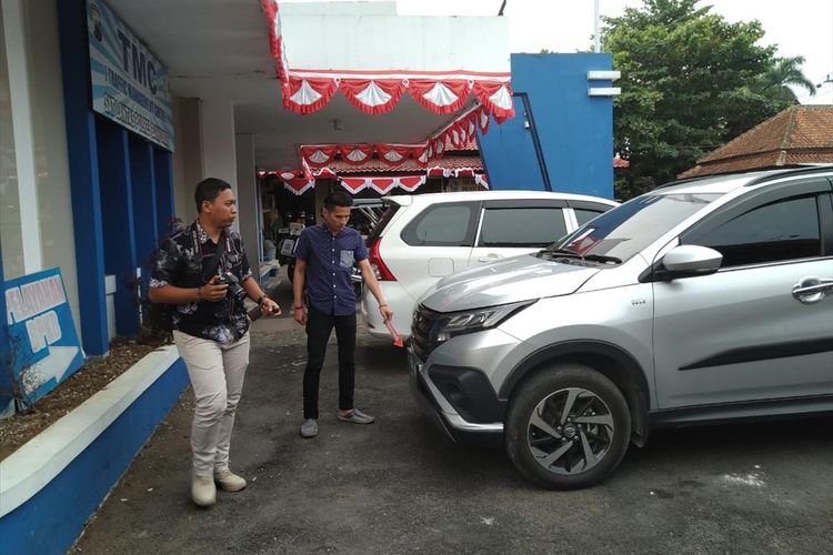 Polisi mengamankan mobil Toyota Rush milik korban mutilasi KW (51) di Satreskrim Polres Banyumas, Jawa Tengah, Jum'at (12/7/2019).