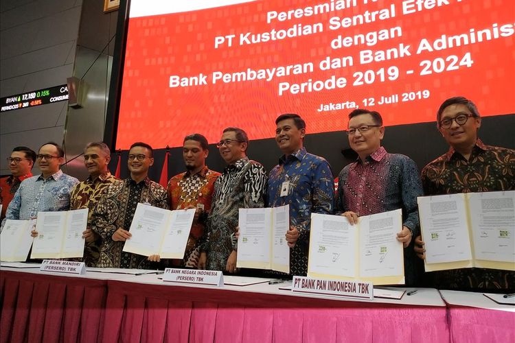 Direktur Utama KSEI Uriep Budhi Prasetyo (empat kanan) bersama pimpinan bank yang menjadi peserta Bank Administrator Rekening Dana Nasabah (RDN) dan Bank Pembayaran untuk periode 2019-2024 berfoto bersama di Main Hall Bursa Efek Indonesia (BEI), Jakarta, Jumat (12/7/2019).