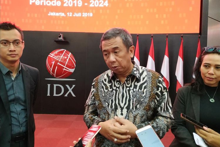Direktur Utama KSEI Uriep Budhi Prasetyo memberikan keterangan terkait penambahan Bank Administrator Rekening Dana Nasabah (RDN) dan Bank Pembayaran untuk periode 2019-2024 di Gedung Bursa Efek Indonesia (BEI), Jakarta, Jumat (12/7/2019).