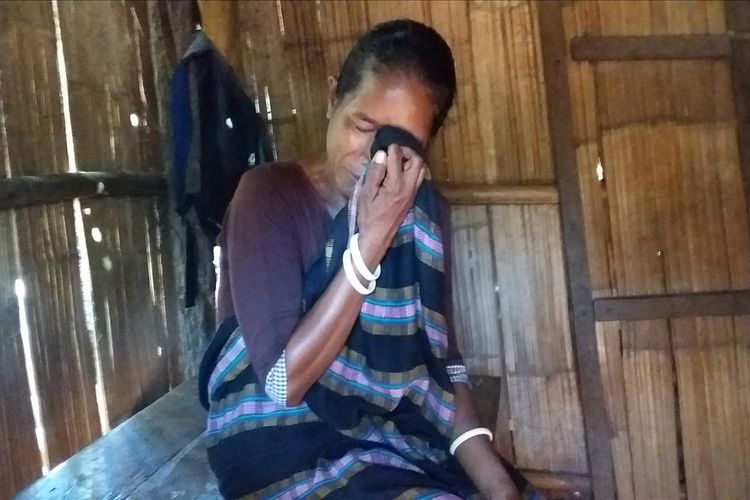 Foto : Mama Maria Da Silva mengusap air matanya usai menangis di gubuknya, di Desa Watu Diran, Kecamatan Waigete, Kabupaten Sikka, Flores, NTT, Selasa (9/7/2019). 
