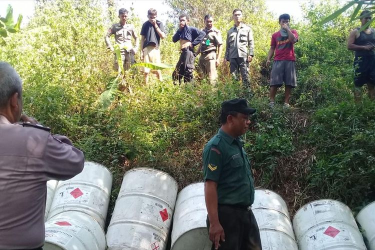 Sejumlah drum kosong yang diduga mengandung limbah B3 di perkebunan Desa Tajur, Kecamatan Citeureup, Kabupaten Bogor, diamankan Polsek Citeureup, Jumat (12/7/2019)