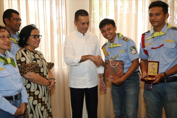 Tim ekspedisi URal SMA 28 Jakarta menemui Wakil Gubernur Sumut Musa Rajekshah di rumah dinasnya di Jalan Tengku Daud, Kota Medan, Jumat (12/7/2019)