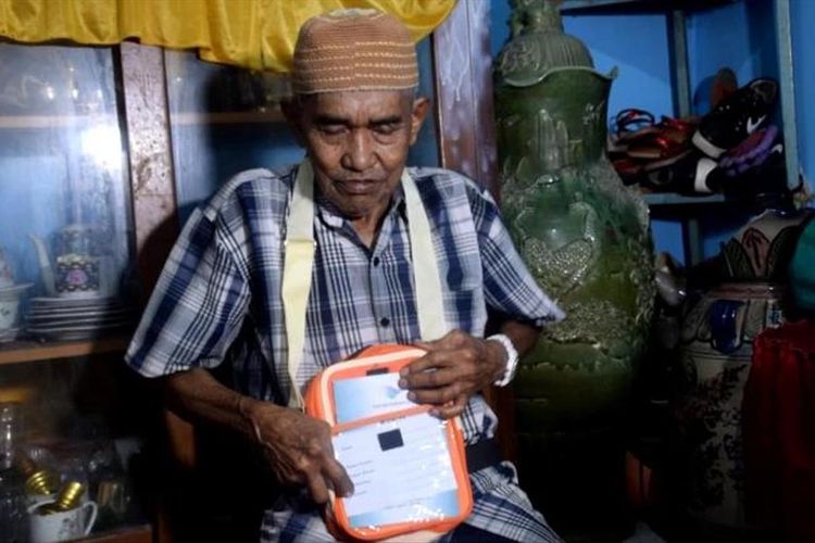 Selama  46 tahun menabung mulai dari uang Rp 2 hingga Rp 5, seorang kakek, Muhamad Sanusi (78), penjual kue dan gorengan di Pasar Tradisional Wameo, Kota Baubau, Sulawesi Tenggara, akhirnya dapat berangkat naik haji di tahun 2019 ini. 