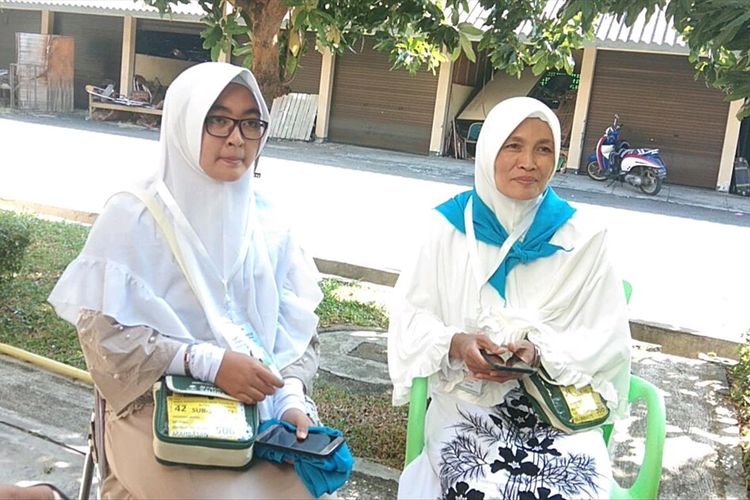 Azka Khoirunnisa (18) calon jamaah haji termuda di Jawa Timur bersama sang ibu Uswatun Hasanah