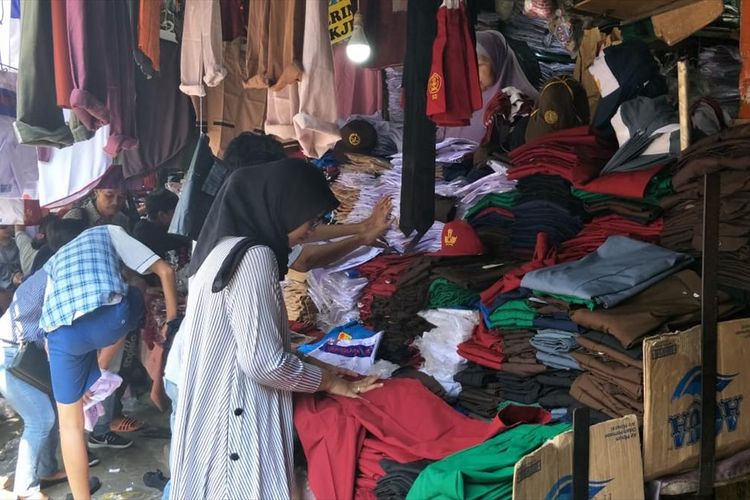 Seragam sekolah diburu orangtua murid jelang hari pertama masuk sekolah, Jumat (12/7/2019).