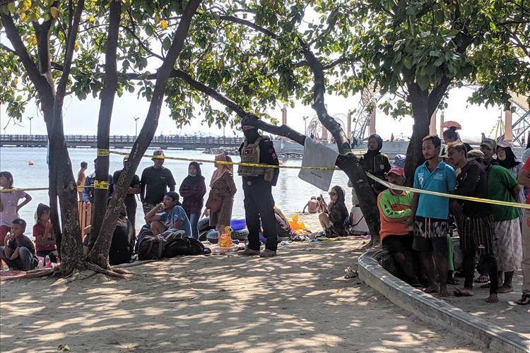 warga tontoni rekonstruksi adegan pembunuhan Hilarius Ladja di Pantai Beachpool, Ancol