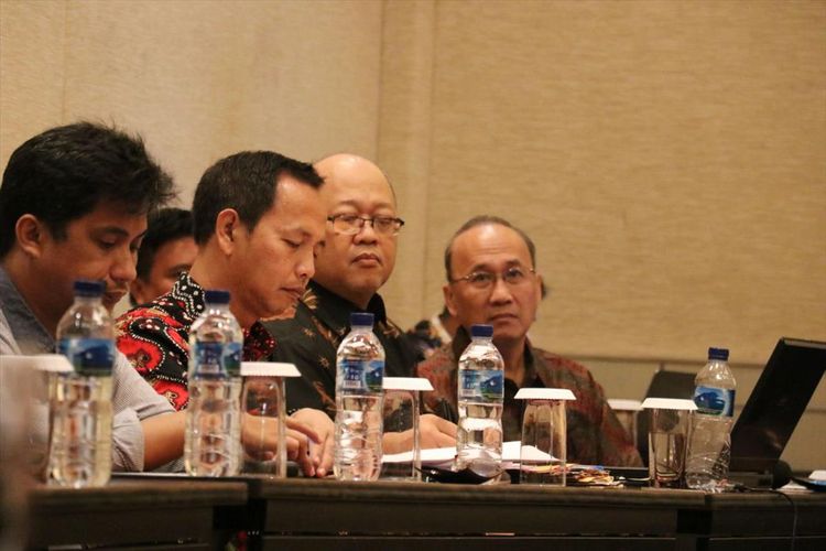 Peneliti National Support for Local Investment Climates (NSLIC), Mukti Asikin saat  merilis hasil survei tentang daya saing ekonomi Provinsi Gorontalo dan Provinsi Sulawesi Tenggara