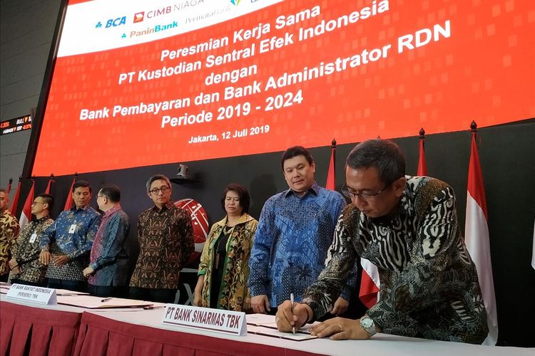 Direktur Utama KSEI Uriep Budhi Prasetyo meneken nota kerja sama bersama peserta Bank Administrator Rekening Dana Nasabah (RDN) dan Bank Pembayaran untuk periode 2019-2024 di Main Hall Bursa Efek Indonesia (BEI), Jakarta, Jumat (12/7/2019).
