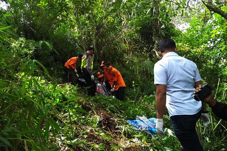 Evakuasi mayat berselimut Winnie The Pooh di Cemoro Sewu Magetan. Identitas korban belum diketahui karena kondisi mayat saat ditemukan telah membusuk.
