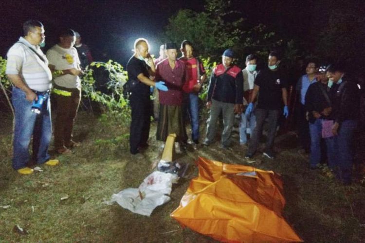 Kepolisian mengevakuasi mayat terbungkus karung putih di kawasan hutan jati di petak 113 RPH Jati Kusumo, KPH Randublatung yang masuk wilayah Desa Kalisari, Kecamatan Randublatung, Kabupaten Blora, Jawa Tengah, Kamis (11/7/2019) malam.